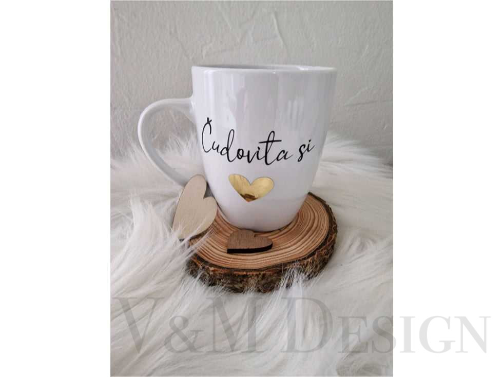 Skodelica z zlatim napisom"Čudovita si"